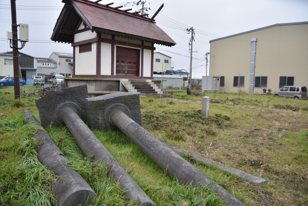 津波の影響で何もなくなってしまった辺りに社殿だけが残る熱田神社。石柱は倒れたまま